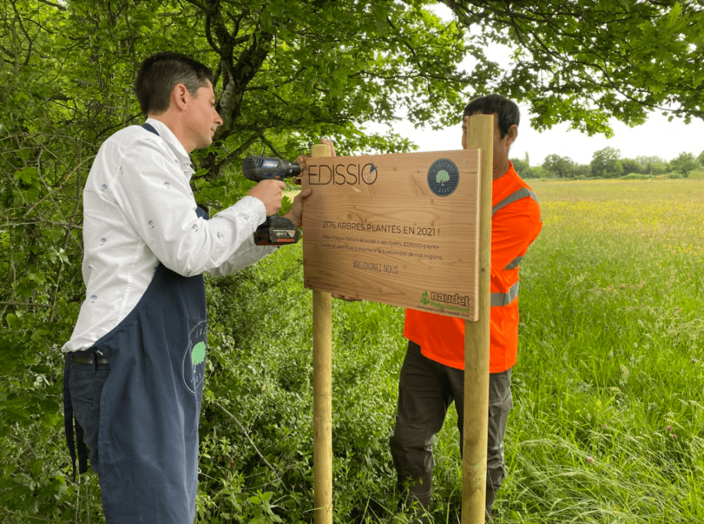 Gautier qui plante le panneau de plantation 1 action 1 arbre